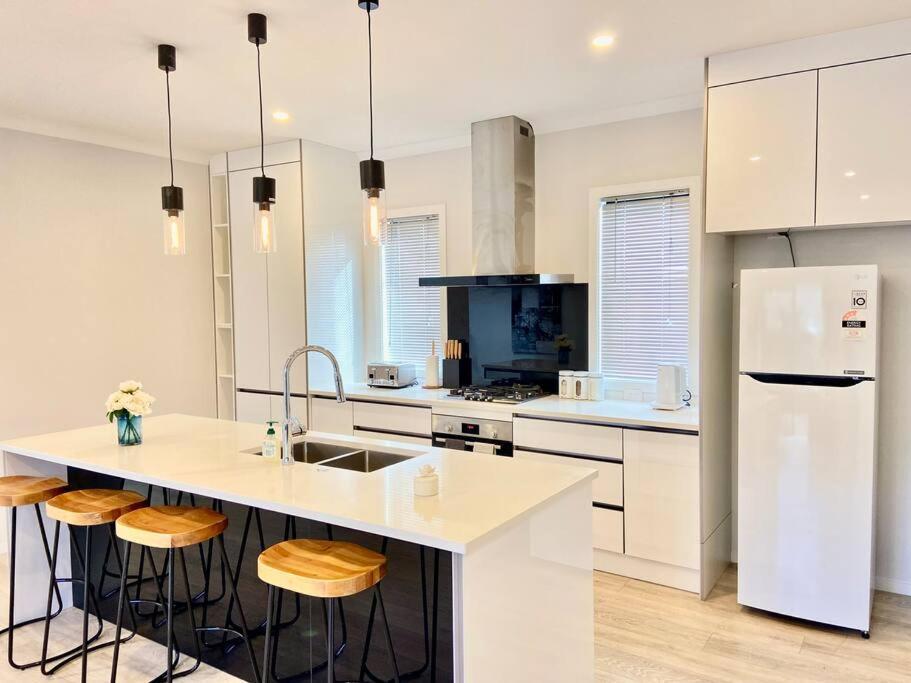 Morden Spacious New House 汉密尔顿 外观 照片