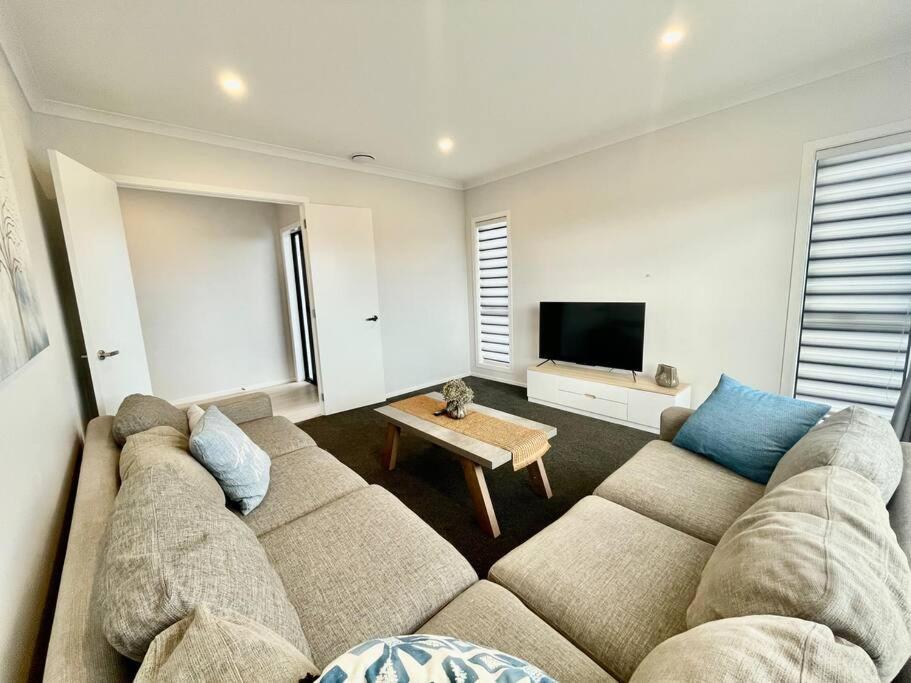 Morden Spacious New House 汉密尔顿 外观 照片
